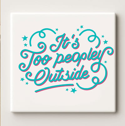 It’s Too Peopley Outside Grappige Quote Tegel – 15x15 cm Keramische Wandtegel – Humoristische Huisdecoratie voor Introverte Mensen