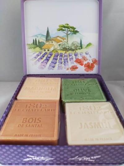 Metalen vierkant zeep blik Vue Provence met 4 zachte palmolievrije zepen honing-lavendel-aloe vera-sheaboter- Vintage voorraadblik - Franse handzeep - Marseille zeep Marseillezeep