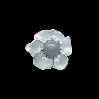 Victoria Valenza Zilverkleurige Calla Bloem Broche met Imitatieparel, Zirkonia en Emaille - Broche - Zilverkleurig - Calla bloem broche - Zirkonia