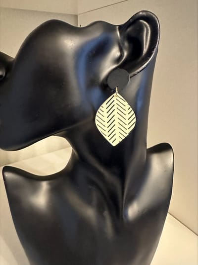 Zwarte strepen oorbellen | Make up | Parfum | Moederdag | Verjaardagscadeau| Cadeautje| Valentijnsdag| Kado | sieraden | vaderdag | oorbellen | oorsieraden