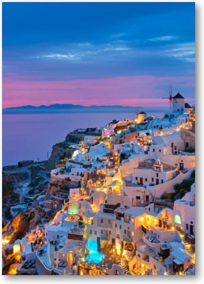 Oia met traditionele witte huizen en windmolens op het eiland Santorini, Griekenland in het blauwe avonduur - A4 Poster Staand - 21x30cm - Landschap