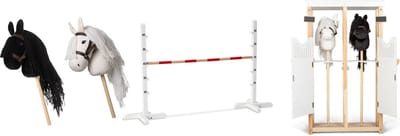 By Astrup luxe stokpaardje set van 2 zwart en wit met hindernis baan en stal schuur om heerlijk mee te spelen!