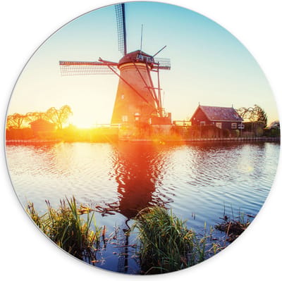 WallClassics - PVC Schuimplaat Muurcirkel - Zonlicht langs Hollandse Molen aan het Water - 70x70 cm Foto op Muurcirkel (met ophangsysteem)