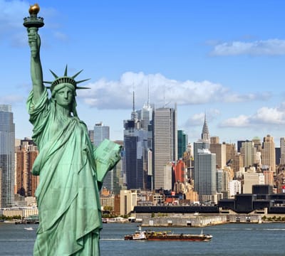 Vrijheidsbeeld en Hudson voor de skyline van New York - Fotobehang (in banen) - 250 x 260 cm