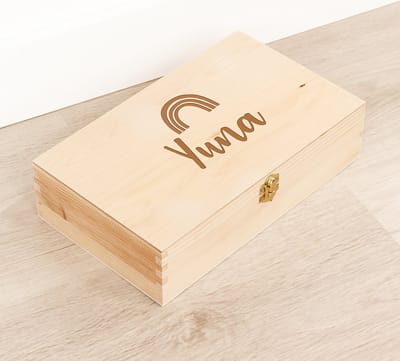 Houten kistje 'Yuna' Regenboog - Tekenkist - Herinneringsdoos - Kraamcadeau - Knutseldoos - Memorybox - Baby - Geboorte