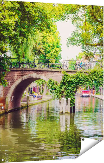 Gards Tuinposter Dichtbegroeide Brug op de Oudegracht in Utrecht - 90x120 cm - Tuindoek - Tuindecoratie - Wanddecoratie buiten - Tuinschilderij