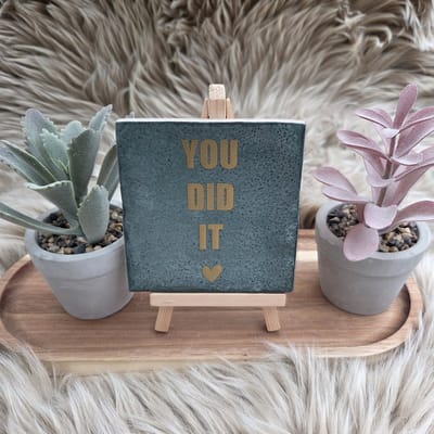 Robuust wenstegeltje “You did it” – Keramiek 10x10 cm – Wanddecoratie & Cadeau – Cadeau Geslaagd – incl standaard – Trendy nu - Feest - Geslaagd - Rijbewijs, diploma of ander succes