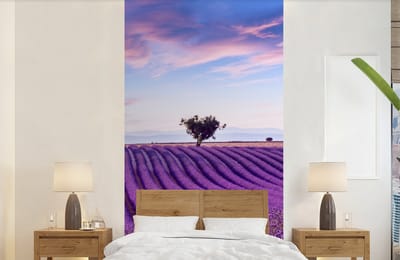 Behang - Fotobehang Lavendel - Natuur - Paars - Bomen - Bloemen - Breedte 120 cm x hoogte 240 cm