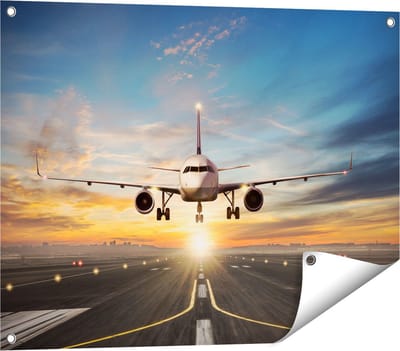 Gards Tuinposter Vliegtuig met een Landing op de Luchthaven - 80x60 cm - Tuindoek - Tuindecoratie - Wanddecoratie buiten - Tuinschilderij