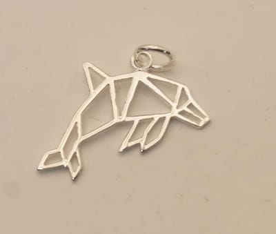 Sterling zilveren hangertje origami dolfijn - klein hanger dolfijn origami - hanger van een dolfijn voor kinderen of voor volwassen die een klein hangertje willen - leuke dolfijnen hanger van 925 zilver - kinder kettinghanger van zilver dolfijn
