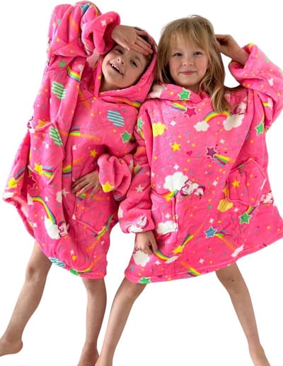 Unicorn fleece hoodie deken met mouwen kind – Draagbare deken - fleece poncho kind – Neon roze poncho met eenhoorns - plaid met mouwen - kids 8/12 jaar – maat 134/158 – lengte 75 cm - chillen – Warm & zacht – relax outfit kids – neon roze - Badrock
