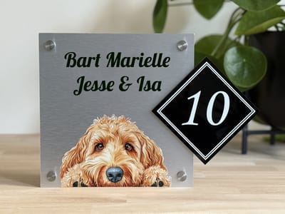 Naambordje / huisnummer voordeur hond Golden Doodle rvs look met huisnummer 20x20 cm