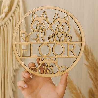 Aanpasbaar houten naambordje voor op de deur - kinderkamer - gepersonaliseerd met eigen naam - ontwerp met schattige wolfjes - breed 16cm lang 16 cm