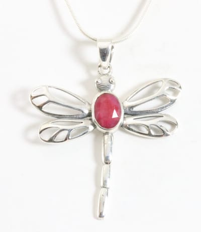 Opengewerkte zilveren libelle hanger met robijn aan ketting