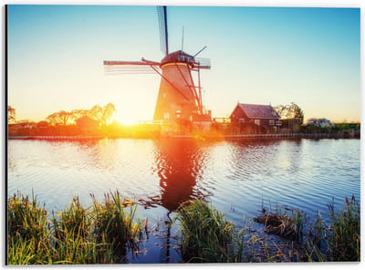 WallClassics - Dibond - Zonlicht langs Hollandse Molen aan het Water - 40x30 cm Foto op Aluminium (Wanddecoratie van metaal)