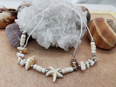 - Enkelbandje - Zomer - Ibiza style - met witte turquoise edelsteen, geribde fuik Horn schelp, Zeester, wit kleur touw.