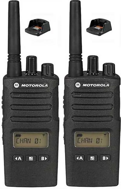 Set van 2 Motorola XT460 IP55 PMR446 met D-shape oortje M1 2-Pins en tafellader
