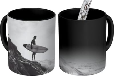 Magische Mok - Foto op Warmte Mokken - Koffiemok - Surfer - Rots - Oceaan - Golven - Magic Mok - Beker - 350 ML - Theemok
