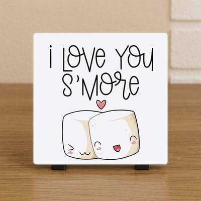 Wenstegeltje "I Love You S’More" – Romantisch Marshmallow Cadeau – Spreuktegel – Stijlvolle Woondecoratie met Boodschap – Trendy nu– Hip trendy tegeltje – Cadeau – Zomaar – Deco – Decoratief Tegeltje met Standaard – Cadeau Idee