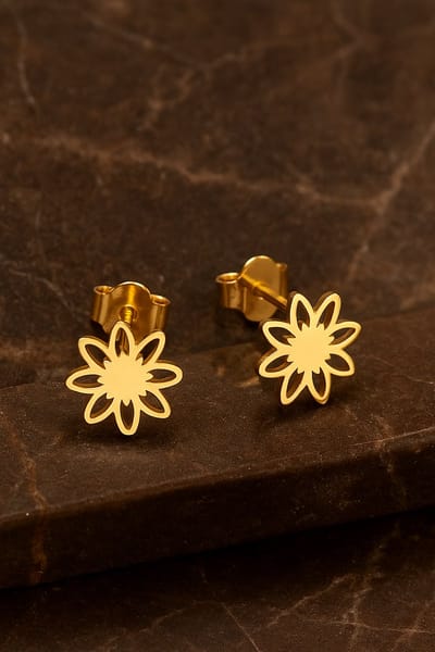 Lundholm Oorknopjes Dames Goudkleurig Bloem - Premium Stainless Steel - Vergulde Oorbellen - Vrouwen Cadeautjes Cadeautje voor Haar Mama Cadeau vriendin collega bedankt afscheid - Scandinavisch Design - In luxe Geschenkverpakking