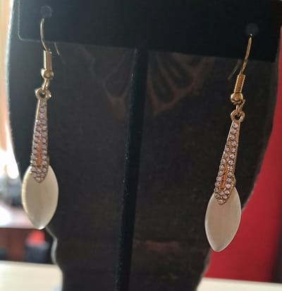 Oorbellen goudkleurig met creme kleurige steen | Oorbellen | Chique