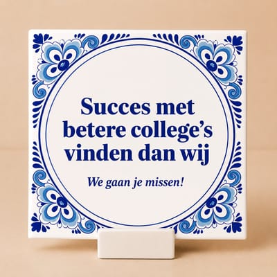 Grappige Afscheid Quote Keramische Tegel met houdertje “Succes Met Betere Collega’s Vinden Dan Wij – We Gaan Je Missen!” – Decoratieve Kantoor Cadeau Wanddecoratie, 15 x 15 cm