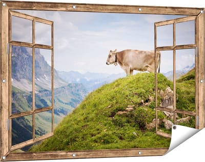 Gards Tuinposter Doorkijk Koe in de Bergen - 120x80 cm - Tuindoek - Tuindecoratie - Wanddecoratie buiten - Tuinschilderij