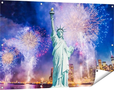 Gards Tuinposter Vrijheidsbeeld in New York met Vuurwerk - 120x80 cm - Tuindoek - Tuindecoratie - Wanddecoratie buiten - Tuinschilderij