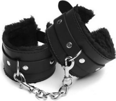 Zachte, verstelbare polsmanchetten / handboeien met pluche aan de binnenkant en PU-leer aan de buitenkant. Met ketting. Geweldig voor wat extra plezier in de slaapkamer, bondage en SM. Zwart.