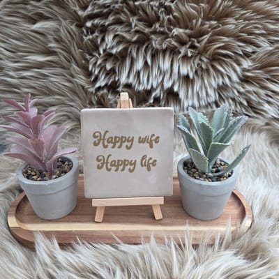 Robuust Wenstegeltje - Happy Wife Happy Life – Luxe Cadeautegel met Tekst – Perfect Cadeau voor Relaties, Woningdecoratie en Jubiliea - Trendy nu - Keramiek - Robuust - 10X10