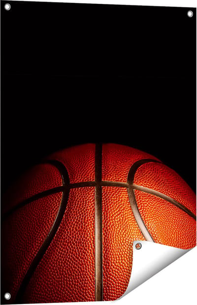 Gards Tuinposter Basketbal op een Zwarte Achtergrond - 60x80 cm - Tuindoek - Tuindecoratie - Wanddecoratie buiten - Tuinschilderij