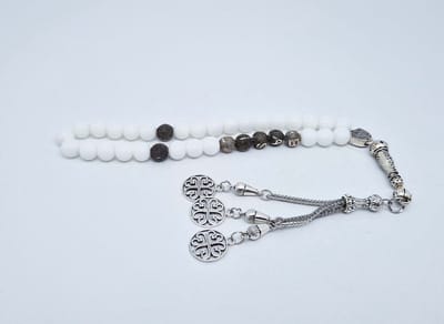Handgemaakte naam tasbih 33 Kralen Natuursteen “Witte agaat” - met metaal tassel- Met je naam of de naam van uw geliefde- 8 mm diameter van de korrel