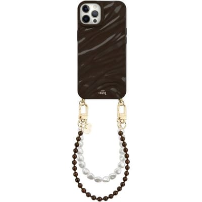 xoxo Wildhearts Brown Glaze telefoonhoesje met koord - geschikt voor iPhone 12 Pro - Brown Sugar & Pearls - Dream hoesje met telefoonkoord - Glimmende silicone case met plooien - Kralenketting gecombineerd met korte parelketting - Bruin