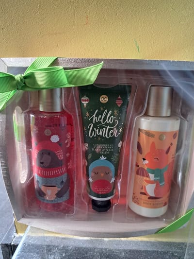geschenk set huidverzorging - gemberbrood en veenbessen - douche gel - body lotion - hand en nagelcreme