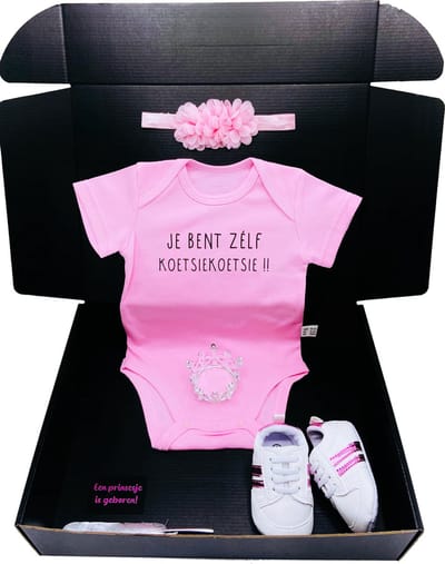 Kraamcadeau koetsiekoetsie - romper en sneakers - 2 maten leverbaar - babyshower - ook rechtstreeks te versturen