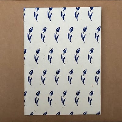 Luna-Leena duurzaam notitieboek A5 - tulpen print - Hollands blauw - soft cover- niet gelinieerd (blanco) - eco friendly paper - handmade in Nepal - souvenirs - Holland - Dutch tulips notebook