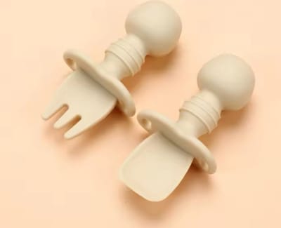 IL BAMBINI - 2 SET Siliconen Kinderbestek Set - Baby Bestek - Lepel & Vork - Taupe - Veilig - Duurzaam - Kindvriendelijk - 100% Siliconen - Vaatwasser bestendig - Magnetronbestendig - Oefenbestek - Ergonomisch Bestek - Beige