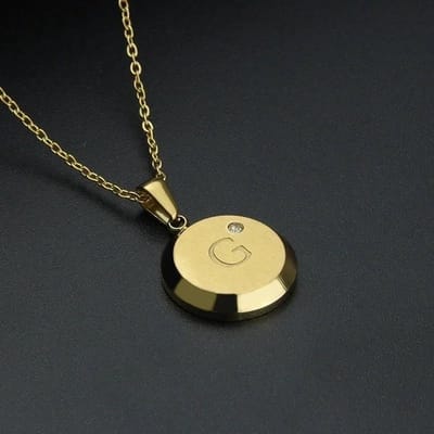 Aramat Jewels | Halskettingen | Goudkleurige Initiaal Ketting met Zirkonia Steentje - 45cm | G | |18mm | Staal | Volwassenen | Verkleurd niet