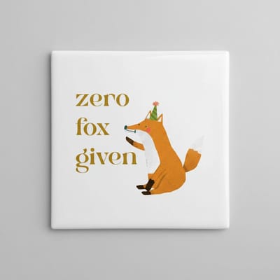 Keramische Tegel “Zero Fox Given” met Speelse Vos Illustratie – Grappige Wanddecoratie – 15 x 15 cm