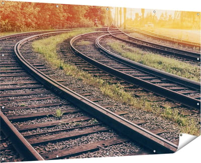 Gards Tuinposter Rails Spoorwegen naast Elkaar - 180x120 cm - Tuindoek - Tuindecoratie - Wanddecoratie buiten - Tuinschilderij
