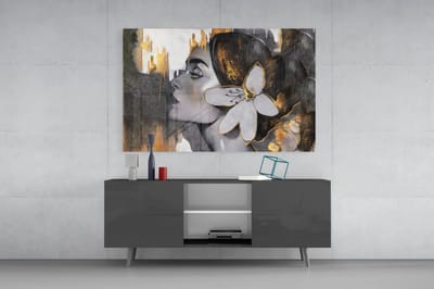 Glasschilderij Vrouw met Bloem – Modern Abstract Kunst met Goud en Zwart – Luxe Wanddecoratie - 90x60 cm
