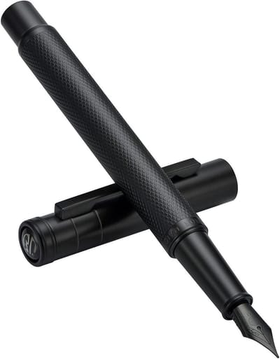 Stijlvolle matte zwarte vulpen met medium nib, klassieke uitstraling, inclusief converter en metalen doos, perfect voor schrijfliefhebbers en cadeau's
