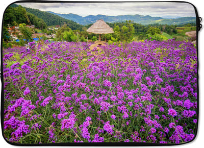 Laptophoes 14 inch - Landschappen van paarse ijzerhard bloemen in Thailand - Laptop sleeve - Binnenmaat 33x23 cm - Zwarte achterkant