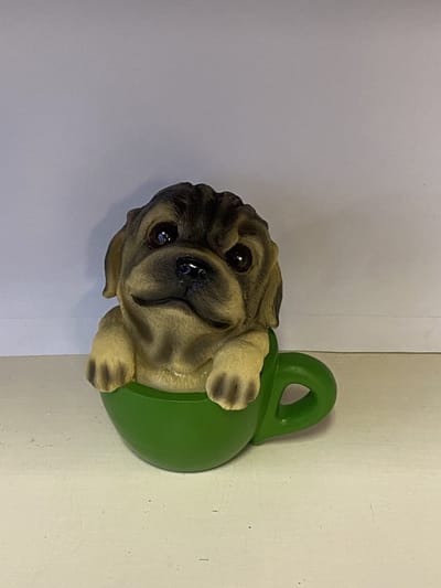 Decoratief figuur in mok - hond - bruin - polyresin - hoogte 11x9x6cm - groen - Woonaccessoires