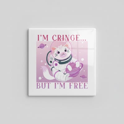 “I’m Cringe… But I’m Free” Keramische Tegel met Astronaut Kat Illustratie – Grappige Quote Wanddecoratie – 15 × 15 cm