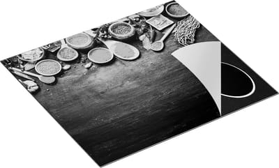 Chefcare Inductie Beschermer Indiase Kruiden op een Zwarte Tafel - Zwart Wit - 60x50 cm - Afdekplaat Inductie - Kookplaat Beschermer - Inductie Mat
