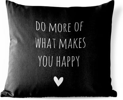 Sierkussen Buiten - Engelse quote "Do more of what makes you happy" met een hartje tegen een zwarte achtergrond - 60x60 cm - Weerbestendig