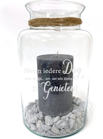 Windlicht/Vaas met tekst gravure QUOTE: NEEM IEDERE DAG EVEN DE TIJD OM VAN IETS KLEINS TE GENIETEN. Zonder kaars en stenen. Cadeau-verjaardag-bedankje-zomaar. Het formaat is 30cm, 16cm doorsnede.