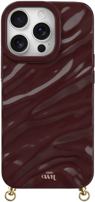 xoxo Wildhearts Glaze Cord Case Burgundy telefoonhoesje - geschikt voor iPhone 13 Pro - Dream hoesje geschikt voor telefoonkoord - Glimmende silicone case met plooien - Vlekbestendig hoesje met haakjes - Bordeauxrood / Rood