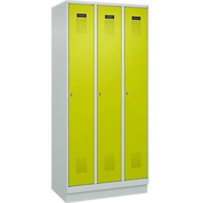 C+P Evolo Plus garderobekast, 3 vakken, 300 mm vakbreedte, met plint, rechts scharnier, soft-close, inbraakwerend, B 900 x D 500 x H 1950 mm, cilinderslot, lichtgrijs RAL 7035/kleedgroen RAL 1108060